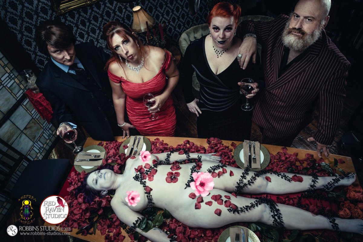 Happy #Thanksgiving Minions
May your guests be in good spirits &amp; your supper be as succulent as Hannibals
📸 @RobbinsStudios 
<a href="/RedRavenStudio1/">Red Raven Studios</a> 
Cd &amp; o &amp; dinner = ME
Guests = <a href="/wonderllamaphot/">Wonderllama Photo</a>, <a href="/msvalvacious/">Val Vacious</a>, Christina 
#Hannibal = ChrisSherman
#nyotaimori #bodypaint <a href="/mehronmakeup/">Mehron Makeup</a>