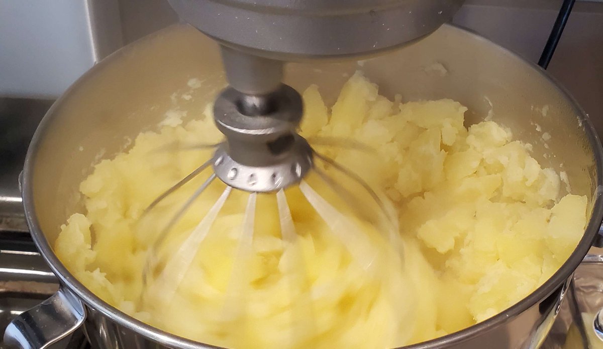 MsAbigailCM's tweet photo. Throw on the whisk & add a touch of the cream/butter mix. Turn the machine to low, and just get everything slightly mushed and mixed together. Then kick it on high till everything is properly mashed, maybe 5 - 8 seconds? Depends on how mashed you want em!
#CrocPot #Vtuber
7/? https://t.co/WkJ76aLn9F