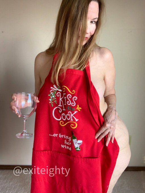 Kiss the cook… or bring her wine….🍷

#ThanksgivingDay #Thanksgiving2022 #thanksgivingdinner #cook #dinner