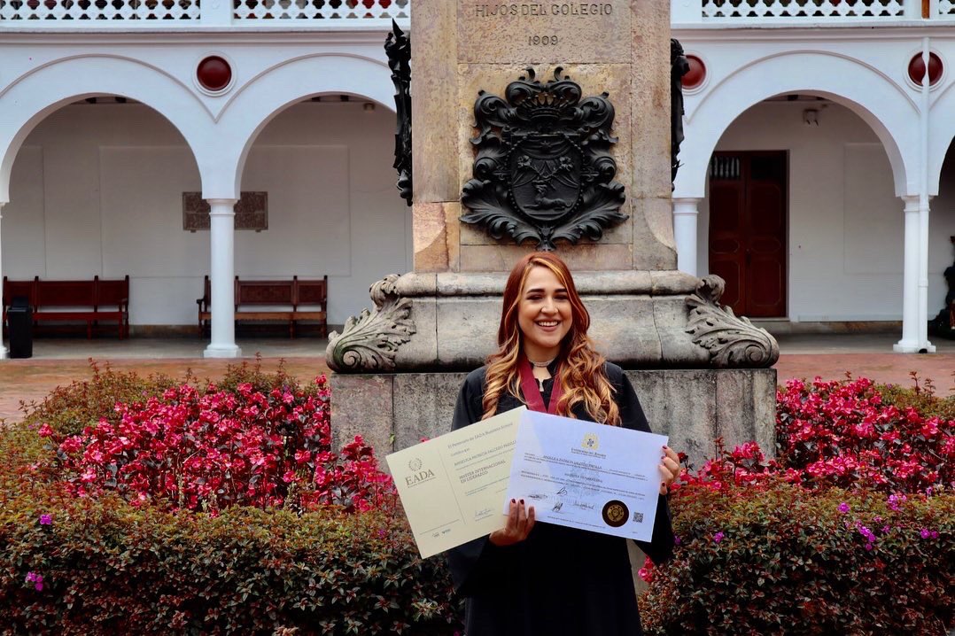 Angiespadi's tweet photo. ¡Me gradué! #porfinmagister y #dobletitulo que no es igual 🤩 gracias a mi team por estar ahí. 💖 https://t.co/0jmHMLvOaJ