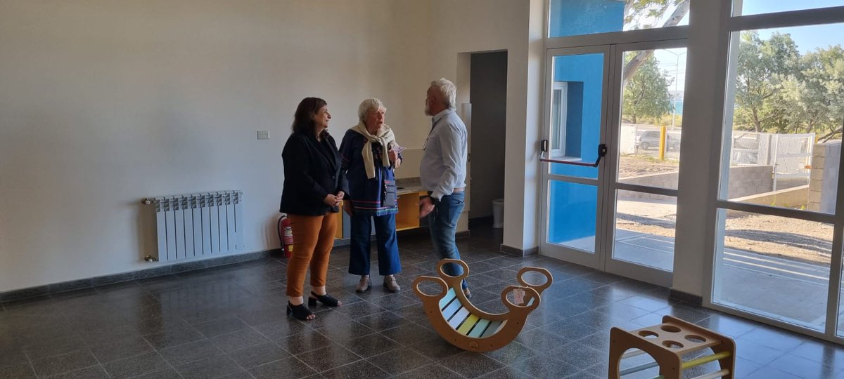 AnaFranchi3's tweet photo. Hoy tuve el placer de conocer y charlar con Veyi Bianco,la reconocida maestra y formadora de escuelas cooperativas inspiradas en pedagogía de Olga Cossettini,quien fue su colega. Mañana en @CONICETCenpat vamos a inaugurar el 1° jardín de infancias de CONICET y llevará su nombre👏 https://t.co/eA3969VncT