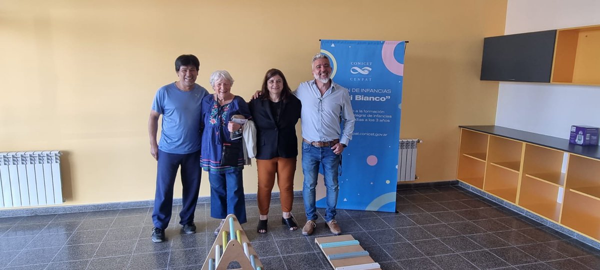 AnaFranchi3's tweet photo. Hoy tuve el placer de conocer y charlar con Veyi Bianco,la reconocida maestra y formadora de escuelas cooperativas inspiradas en pedagogía de Olga Cossettini,quien fue su colega. Mañana en @CONICETCenpat vamos a inaugurar el 1° jardín de infancias de CONICET y llevará su nombre👏 https://t.co/eA3969VncT