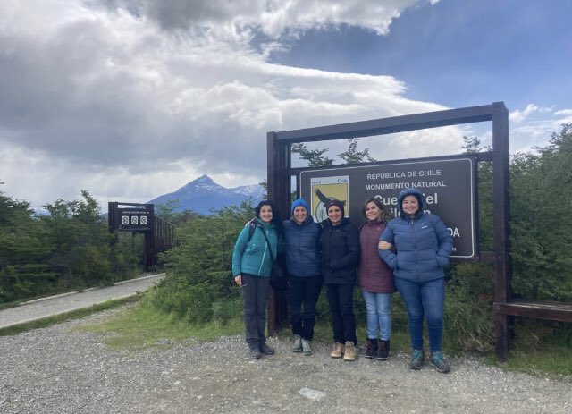 ComunidadesPort's tweet photo. El equipo nucleo de @ComunidadesPort hoy, en una jornada de trabajo interno en @PuertoNatalesCL , ciudad que es comunidad portal del monumento natural @cuevadelmilodon, patrimonio cultural y natural ampliamente valorado por los habitantes de la zona.
#cuevadelmilodon #patrimonio https://t.co/EBdbtorIBv