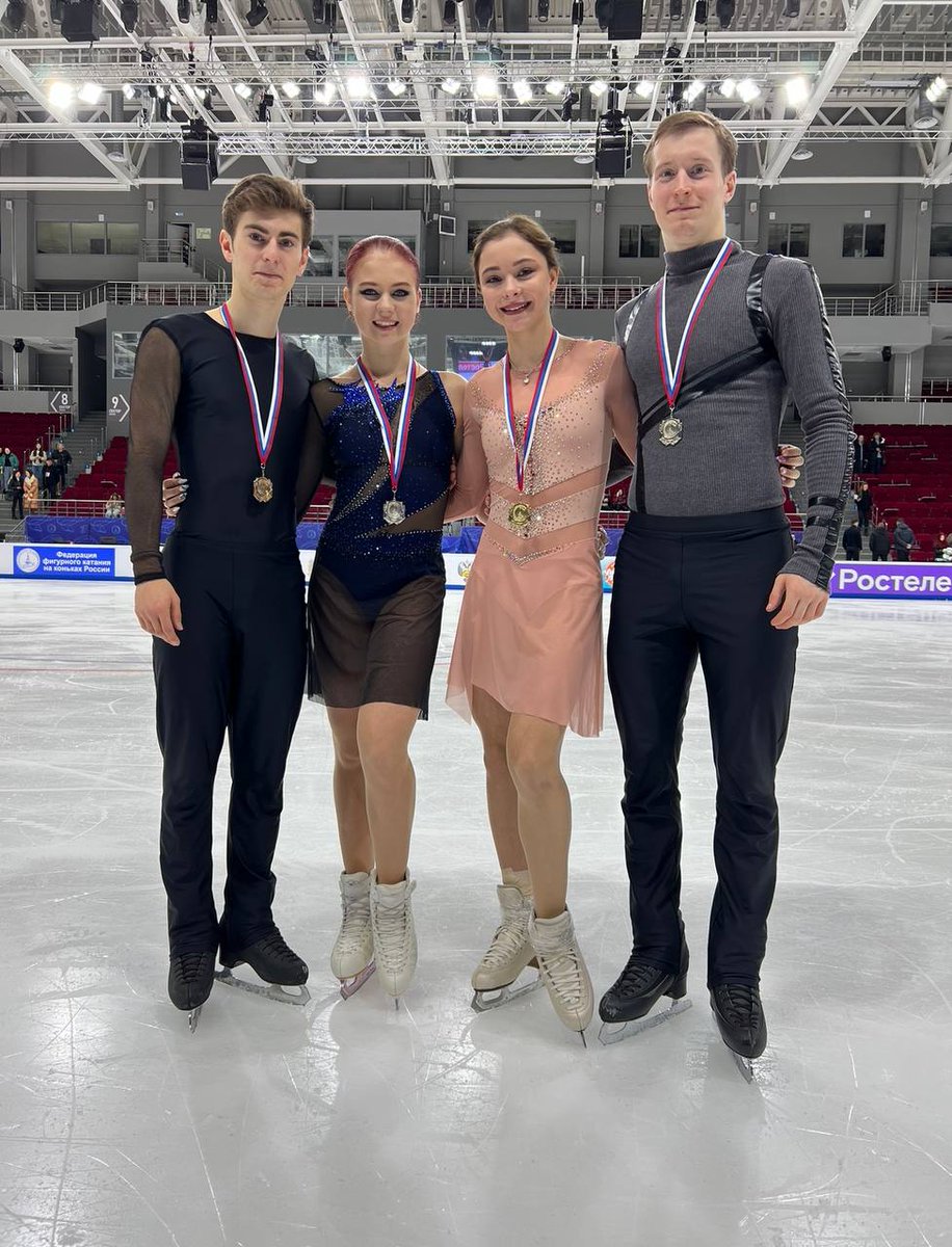 MagiaGelada's tweet photo. Mark Kondratiuk, Alexandra Trusova, Sofia Samodelkina e Alexander Samarin.
#MarkKondratiuk #AlexandraTrusova #SofiaSamodelkina #AlexanderSamarin https://t.co/BVphE8EoNk