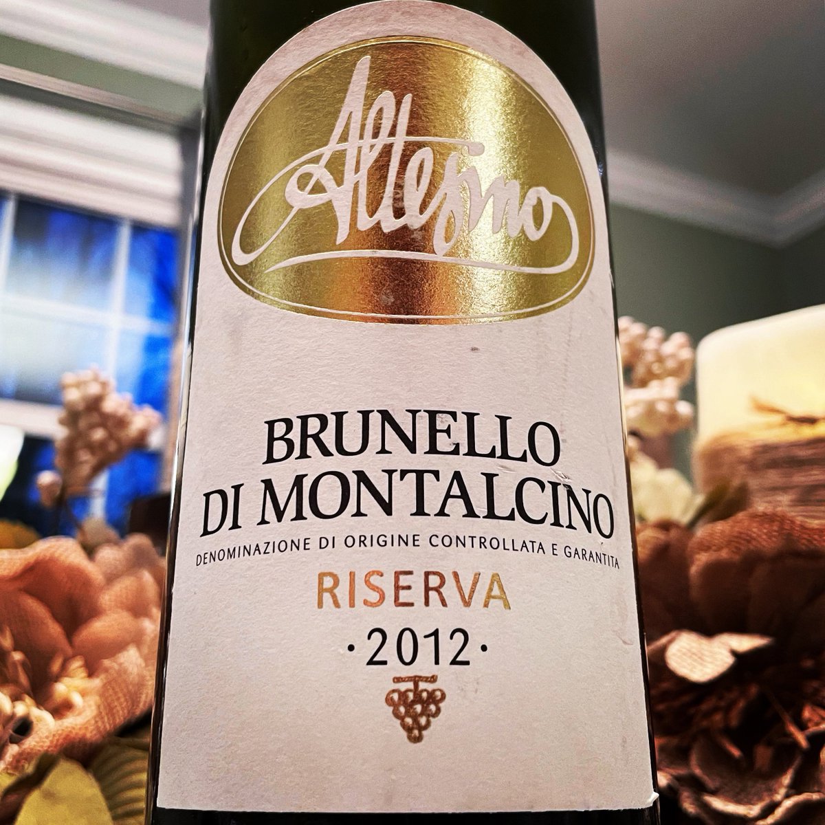 Sauvignonline's tweet photo. #HappyThanksgiving everyone! #NowSipping a #Brunello #Riserva #holidays #family #toomuchwine 🇮🇹 🍷 https://t.co/paKfIMvPjP