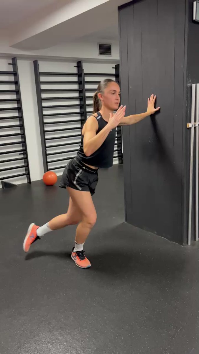 ccsdelejercicio's tweet image. FUNDAMENTOS

 Un futbolista hace entre 1200 y 1400 Cambios de Dirección.

 La c... por Rafa Méndez. ⚽️ FUNDAMENTOS

🏃‍♀️ Un futbolista hace ... cienciasdelejercicio.com/fundamentos-un…