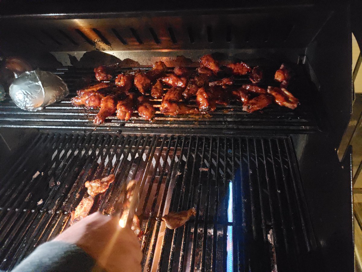 jay_eatz's tweet photo. #wingtime #thisgrilllife https://t.co/NnvU8VKgB7
