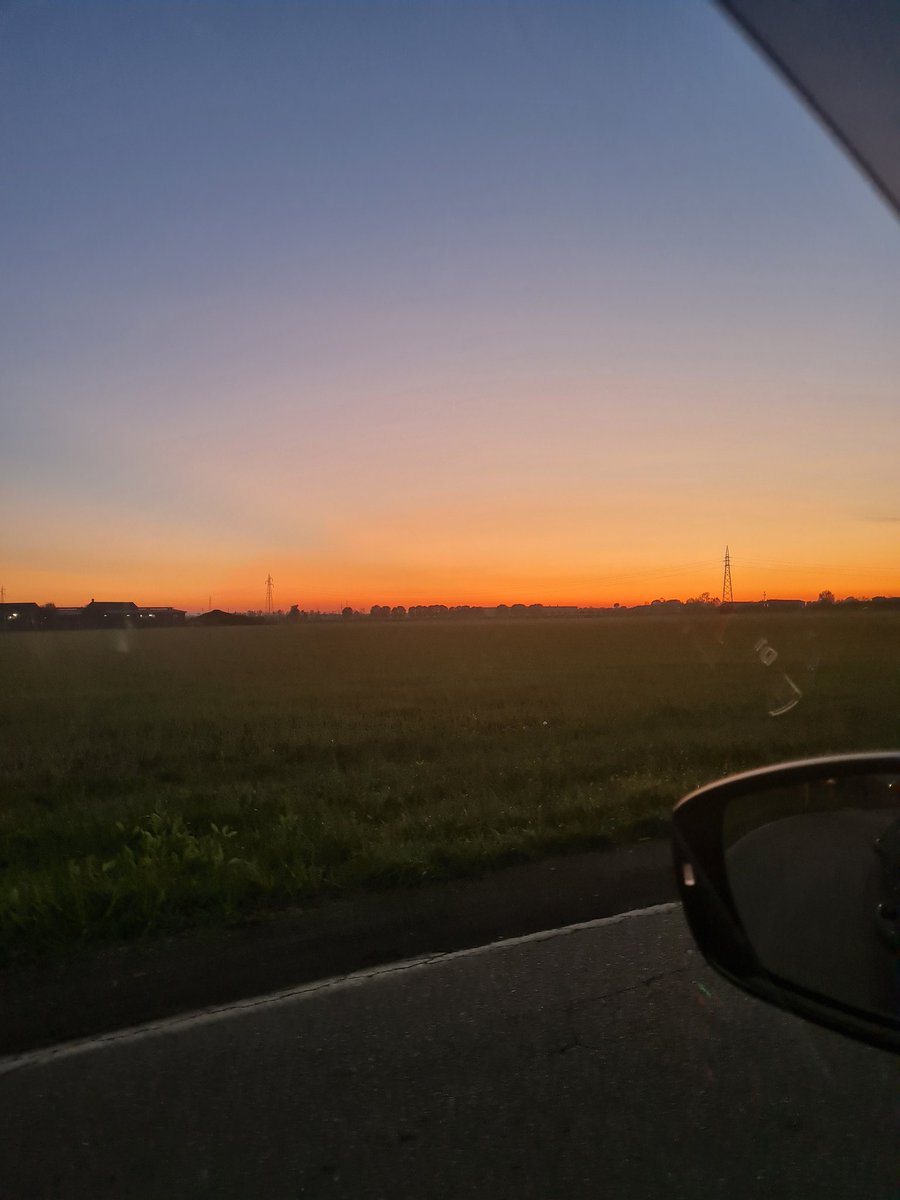 cabuby76's tweet photo. Parliamone....a Novembre di solito si vede solo nebbia.  Che succede? Ovvio....il cielo sta già celebrando l'arrivo del #discodelsole di @lorenzojova !!!! Che meraviglia 😍☺️🔝🥰👏 https://t.co/U6iPvOhVqK