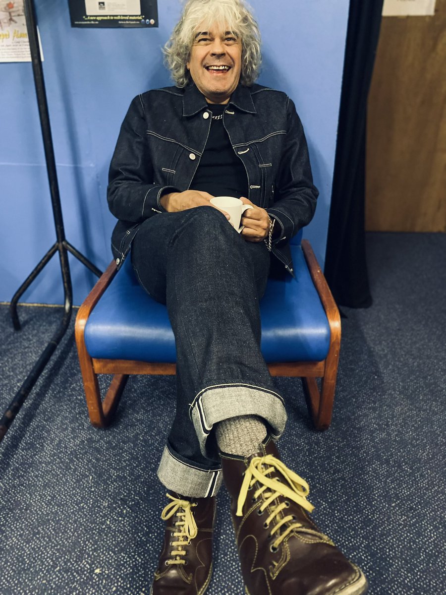 Matt’s had a beautiful second night at @ThePlaceBedford Thanks @samantha_whates for the photos! (Also peerless as ever!) Look how happy our MD is to be in his @dawsondenim garb!! Essential tour clothing for soul folk legends! (Thanks Scott and Kelly! )✌🏼~TeamMD