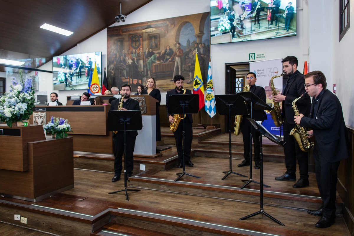HannsSeidelCol's tweet photo. El @ConcejoDeBogota,por iniciativa del H.Concejal @ElJuliSastoque, nos condecoró con la Orden Civil al Mérito en el grado Gran Cruz por 30 años de trabajo para la democracia, la paz y el desarrollo en 🇨🇴.
¡Gracias por este reconocimiento! 

@MarkusFerber | @weissundblau | @HSSde https://t.co/bi4QzCAZVg