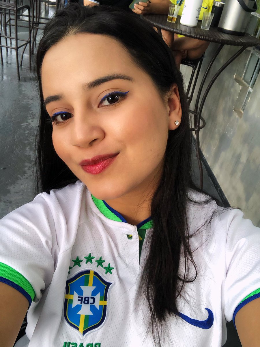 anablims's tweet photo. uma brasileira eufórica por aqui 🇧🇷💓 https://t.co/5IG17mOb6a