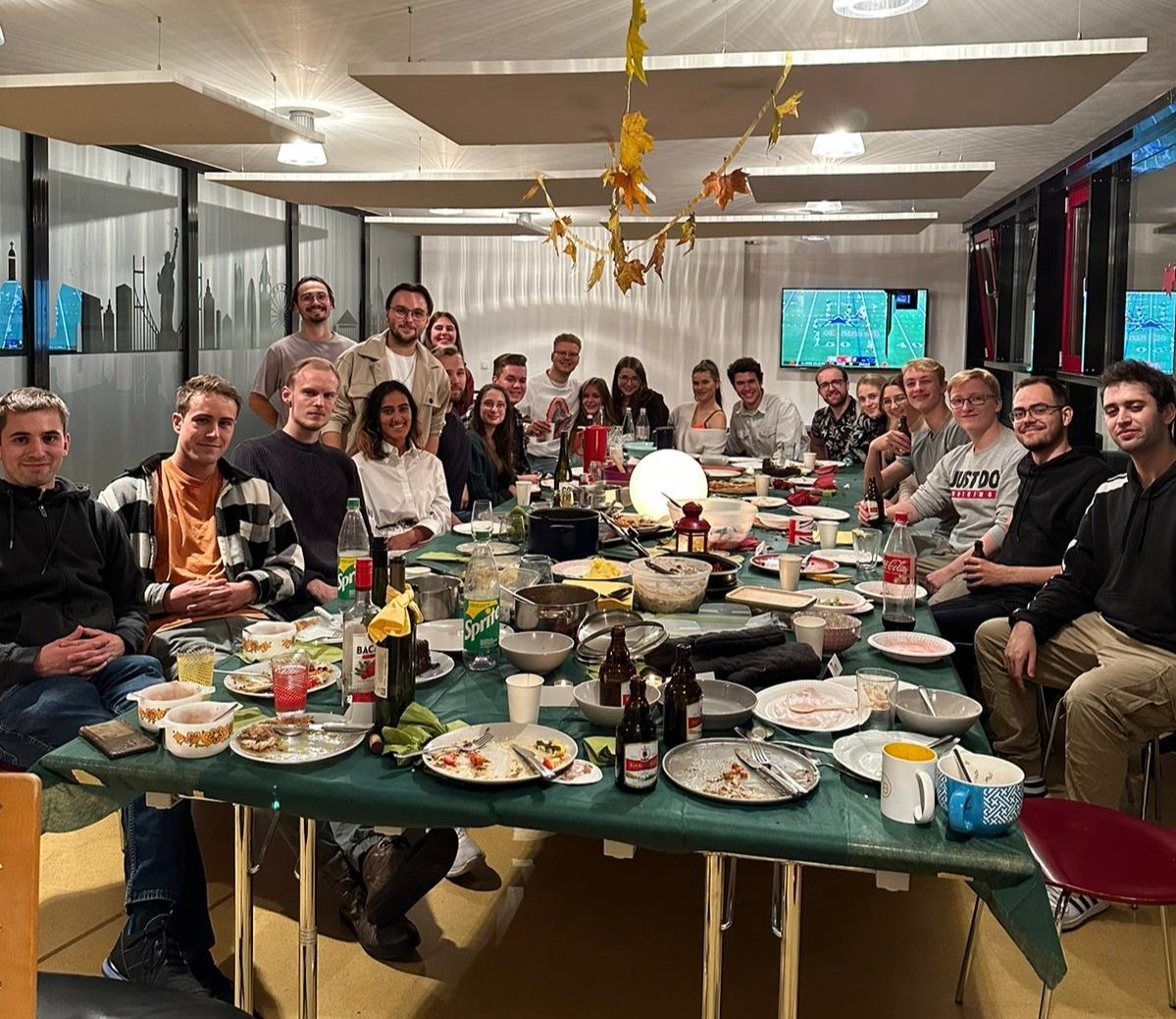 lenders_jan's tweet photo. Thanksgiving im Studentenwohnheim mit der besten Footballsendung 🏈🦃 
@ransport @Icke41 @rannfl_suechtig @NFLDeutschland @BjoernWerner @Max_Zielke @ProSiebenMAXX @ProSieben @EsumePatrick 
#ranNFLsuechtig #ransport #ranNFL #NFL #Thanksgiving https://t.co/rIUnx2E5e0