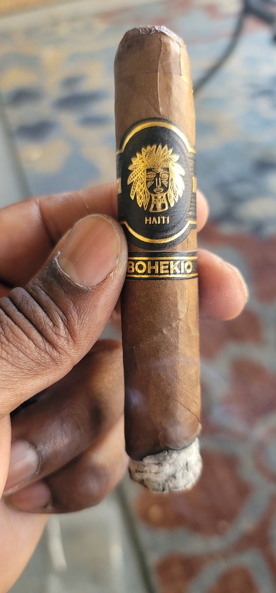 DaCigarJunkie's tweet photo. Here is a rare Haitian cigar I got from a friend. A great smoke and smooth draw. https://t.co/SFcdzpoJIi