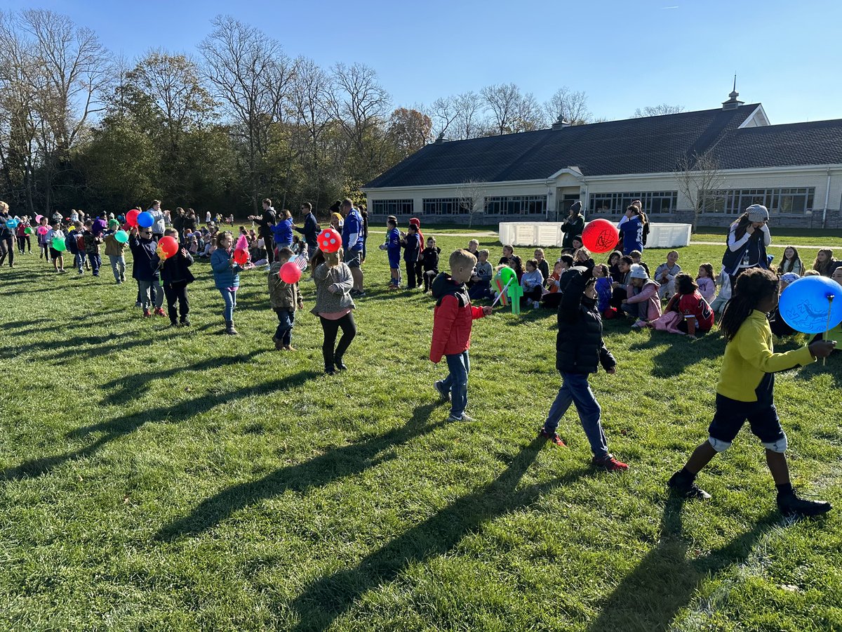 EMorichesES's tweet photo. Happy Thanksgiving! Gr. 2 Balloons on Broadway parade followed by Gr. 4 vs faculty Turkey Bowl! Great job on the win kiddos! @EastMorichesSD https://t.co/LDDSdq0K4N