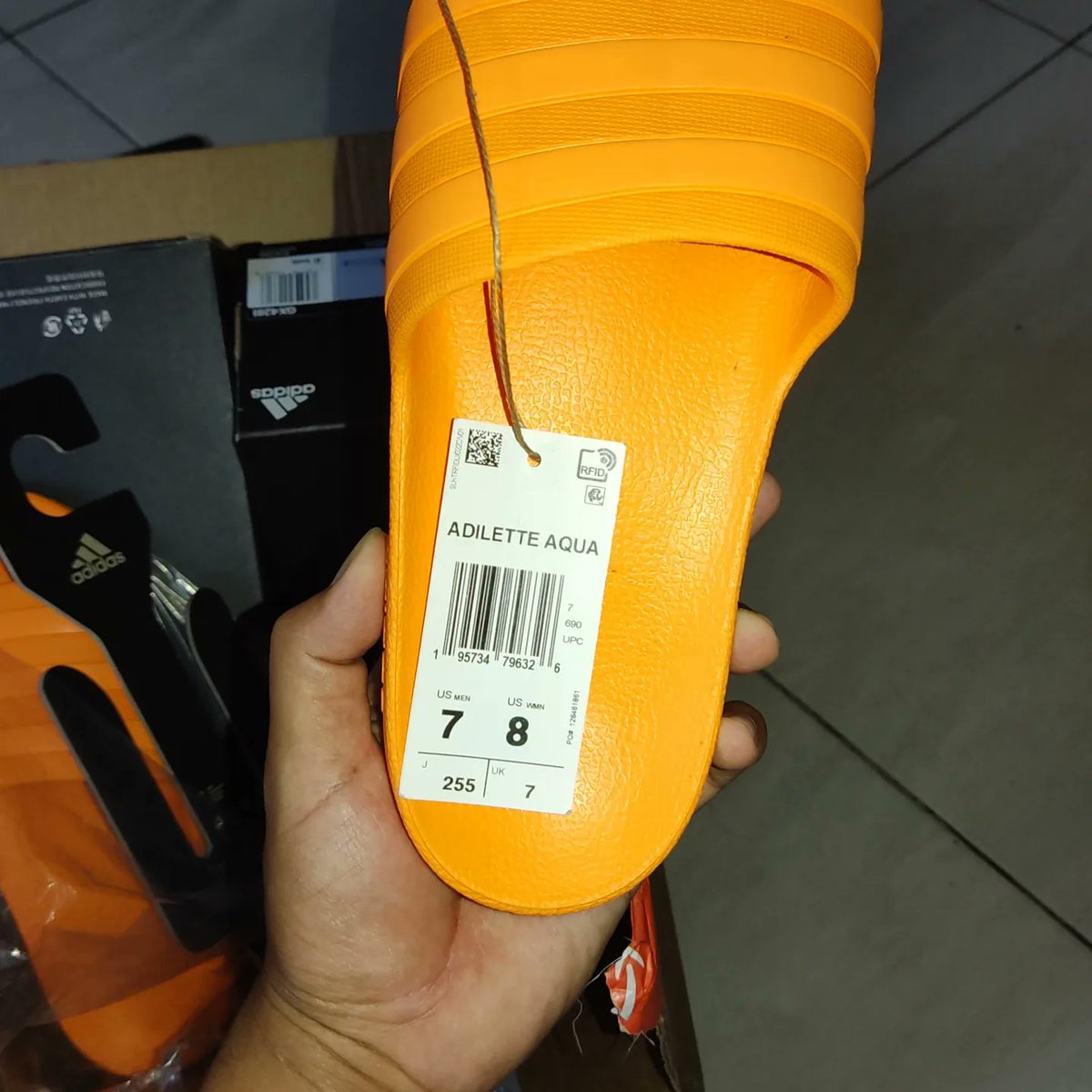 Gente zapatillas Adidas playeras unisex a 100$ los tres pares más información 0998407098
