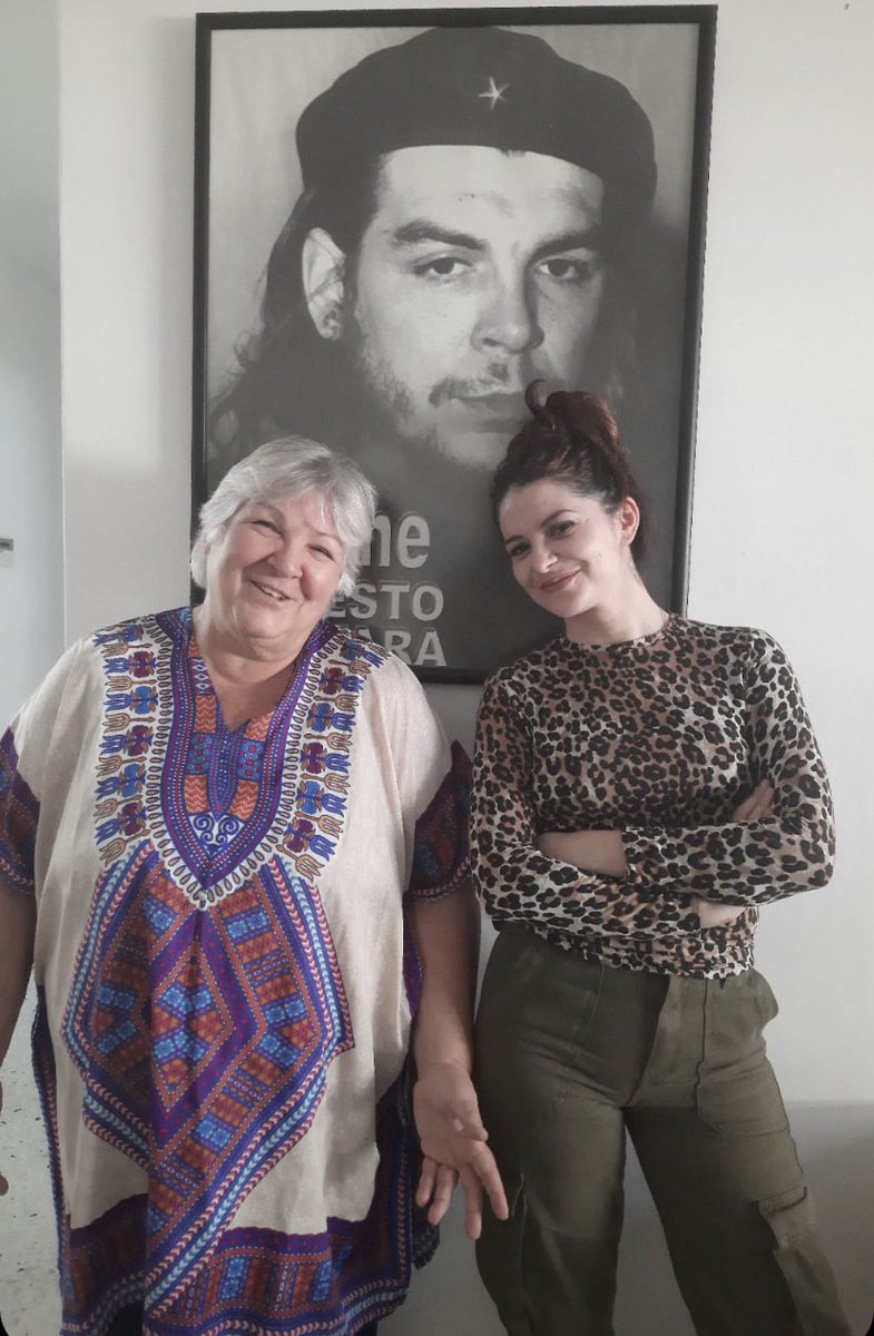 Aleida Guevara es mi hermana,no de sangre,pero puedo llamarla así.
Por cómo me enseña,por cómo me habla,por cómo me aconseja, por su sinceridad,por su cariño, por su protección maternal,por su ternura, por su risa, porque nos mueve dentro la misma fuerza.

Felicidades Aliucha  ❤️