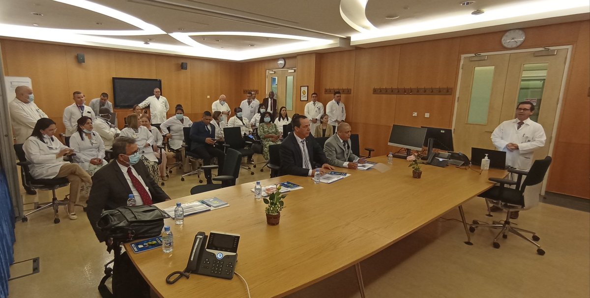 EmbaCuba_Qatar's tweet photo. Dr. José Ángel Portal Miranda, ministro de salud de #Cuba  @japortalmiranda, intercambia con colaboradores médicos cubanos que laboran en la hermana nación de #Qatar.

Ejemplo de cooperación Sur - Sur para beneficio de ambos pueblos hermanos.

🇨🇺❤️🤝🏻🇶🇦 https://t.co/U1VNKWq2sX
