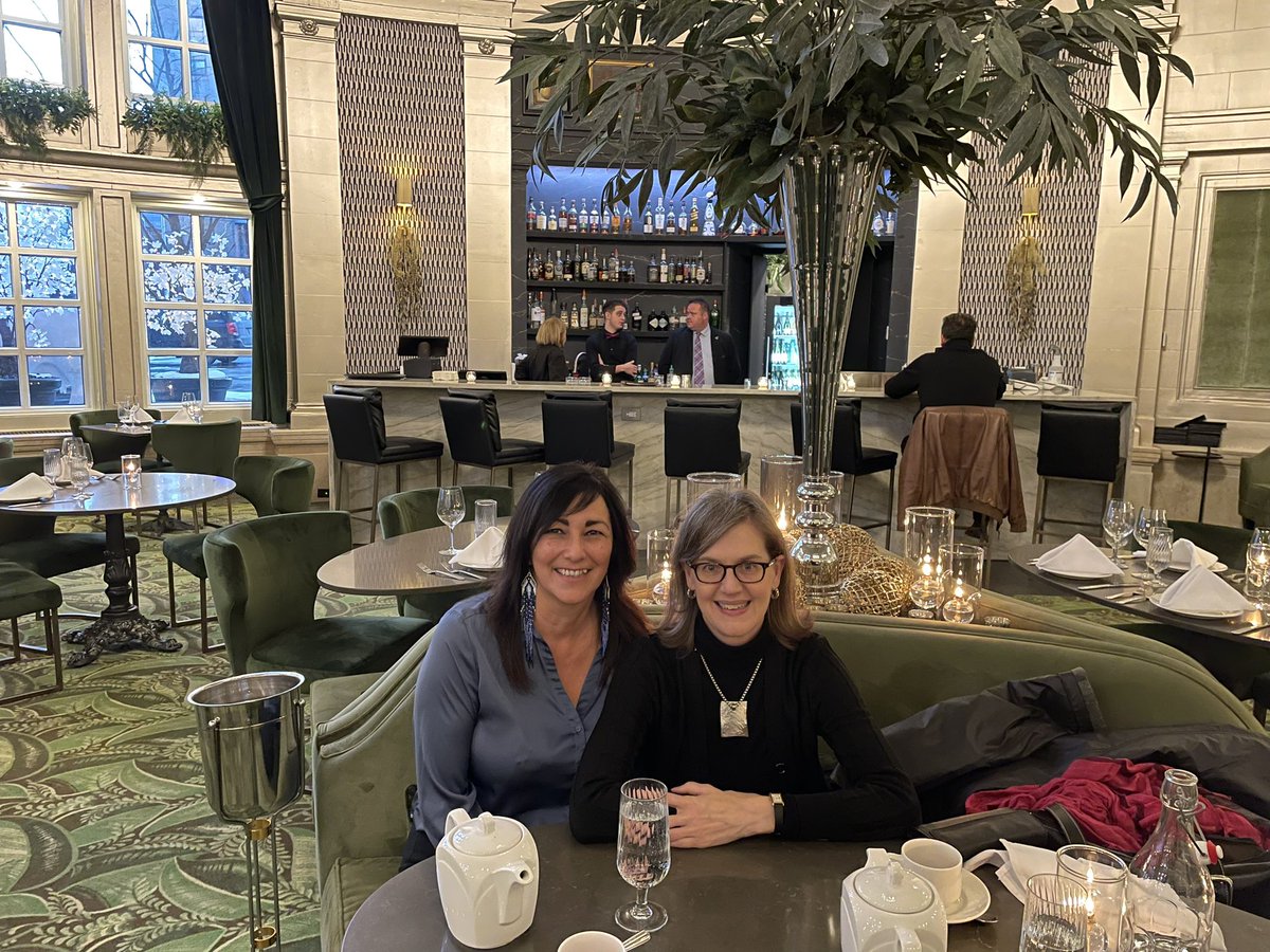 dianeroussin007's tweet image. When the Banffers get together @gmcreathorne 😊 @banffforum #BFCA #ChapterEvent