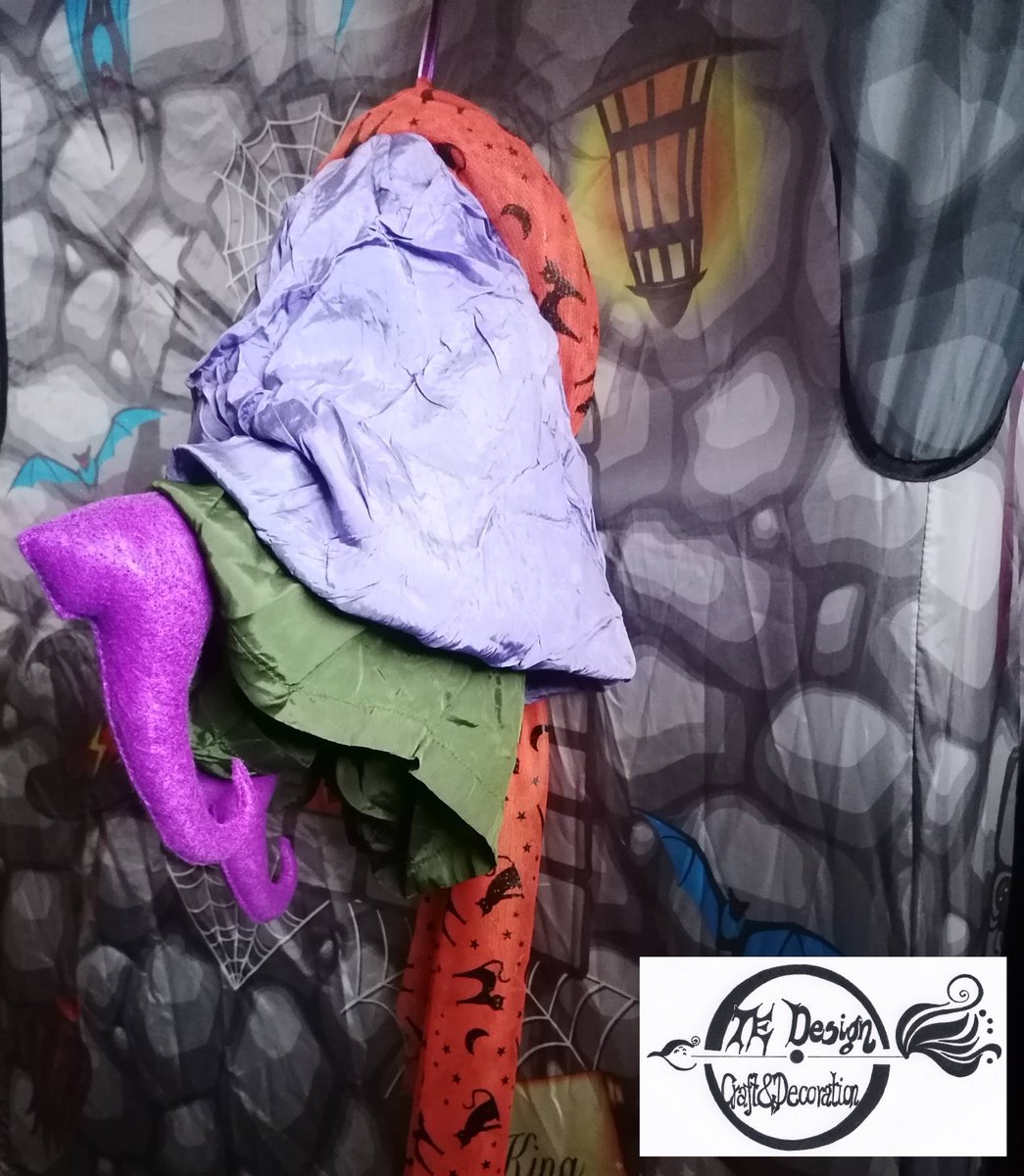 FaragoTimea's tweet photo. Ooops... Almost...🙃

First attempt.

Well, not for the witch to get in through the window but for me to create such a door decoration.

Do you like it? https://t.co/xGo9BCZaHa