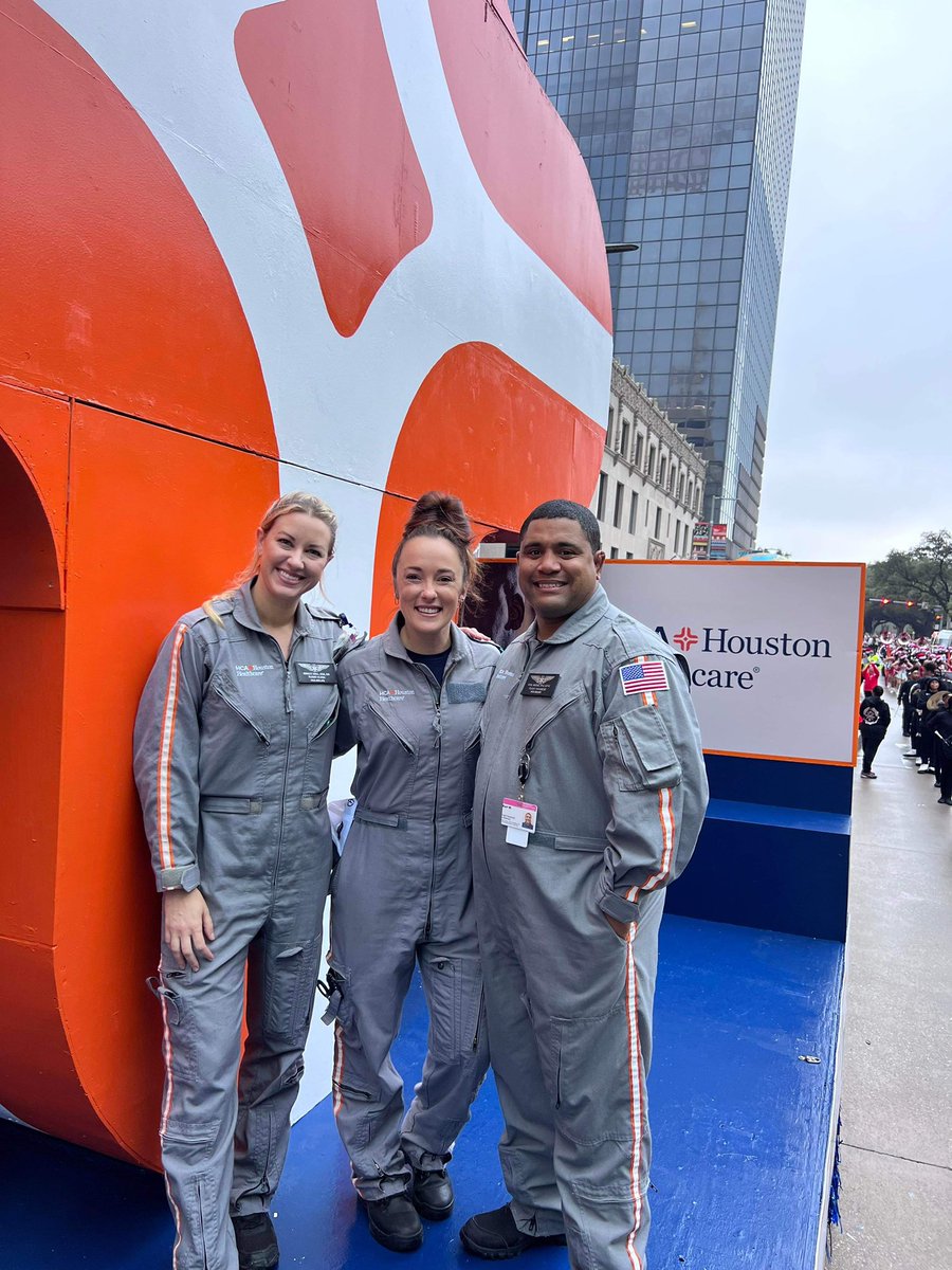 ParamedicNate's tweet photo. From the #helicopter to the parade float. Today a few of our #flightcrew represented #AIRLIFE aboard the @HCAHouston float for the 73rd annual @HEB Thanksgiving Day Parade.

📷 - Ashleigh Klawinsky

#HoustonOnParade #airmedical #hcahealthcare #HEMS #ems https://t.co/jvguXpmo3w