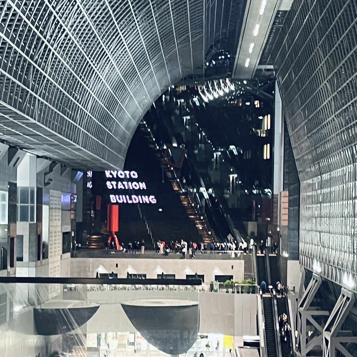 raq_tweet's tweet photo. おはようございます🏛

「京都駅けっこう映えスポットやん」となっているFです📷 

何気ない帰路でも、ち��っと回り道したら素敵な所が見つかりますね🌉
皆様もたまにはルート変更してみては？🌝💭

では、素敵な華金を過ごすために、ラスト1日頑張りましょう🎫 ❤︎🎻

🎞帰宅途中の京都駅集 https://t.co/VxArBp0uI6