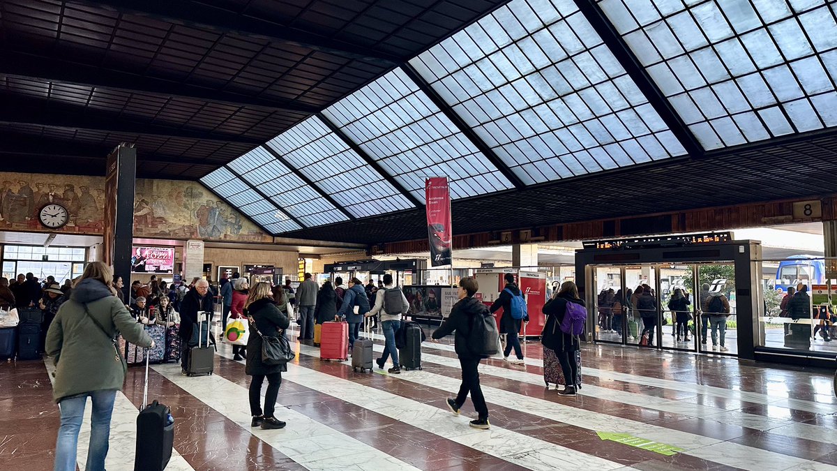 【イタリア🇮🇹フィレンツェ歴史地区】 今日のフィレンツェ中央駅 内部の様子✨