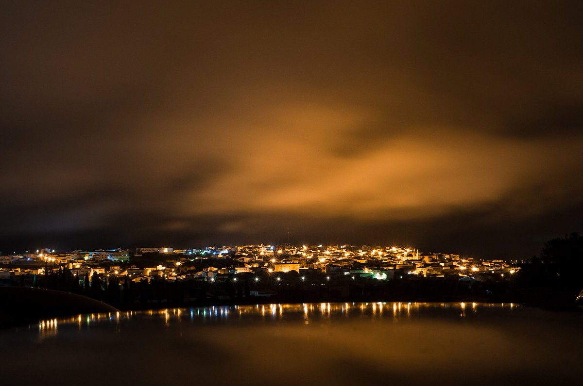 Nubes nocturnas iluminadas por la luz de #Torrejoncillo.
Y reflejo del pueblo sobre el capó de un coche.
<a href="/tiempobrasero/">Tutiempo</a>
