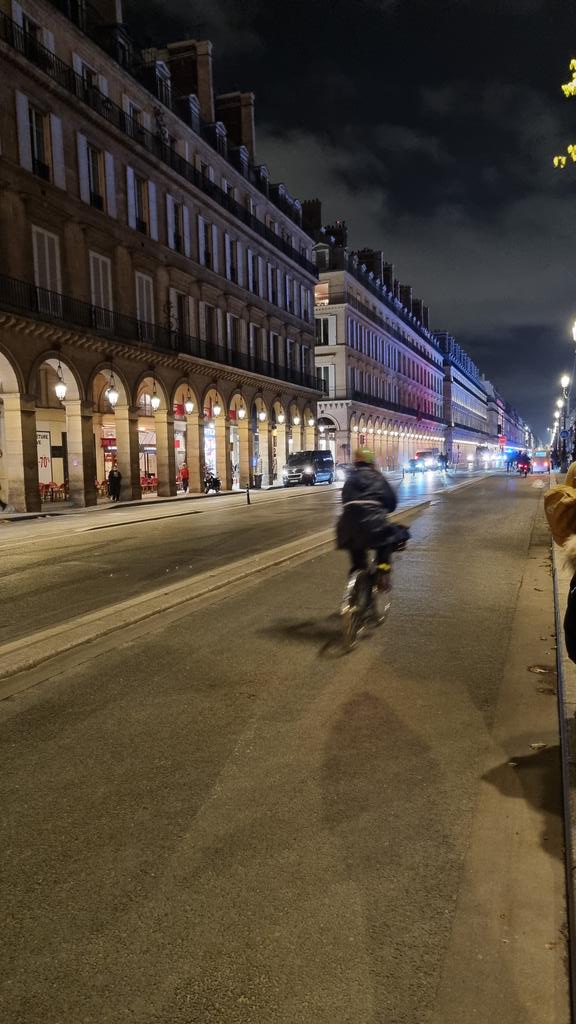 #Sufficiency walk through #Paris as part of the <a href="/FULFILLeu/">FULFILL</a> project meeting. Tivoli shows mobility shifts in big cities are possible: 1 line for cars, 3 lines for bikes and still enough space for pedestrians! I love it! 🤩 #sobriété