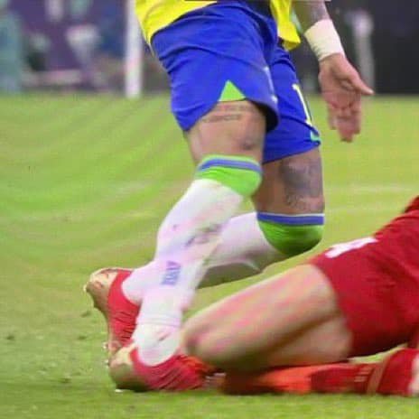 PortalDosTimes's tweet photo. É muito triste ver as pessoas criticando o Neymar só que já jogou futebol sabe o quanto isso dói.💔 https://t.co/ouEM82jjoE
