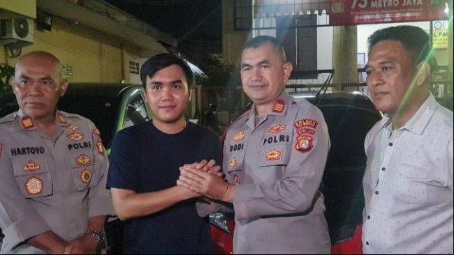 Polisi di Palmerah Diduga Rasis ke Warga yang Ogah Beri Pungli, Ujungnya Minta Maaf dlvr.it/SdKbsW