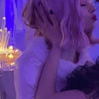 yuyeonjelly's tweet photo. lord have mercy these hand placements https://t.co/v7mrlAxO1m