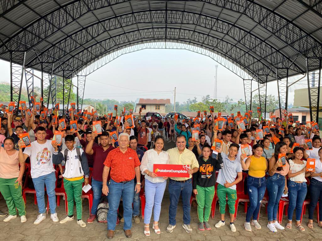 RodrigoMenaR's tweet photo. Estoy muy orgulloso de los jóvenes de El Carmen, demostraron una gran educación en el evento “ entrega de tablets” cultura que se lleva desde casa y también en las aulas, Dios Bendiga a los jóvenes del Cantón. Confiamos en ustedes jóvenes. https://t.co/Dvn5UGhpXl