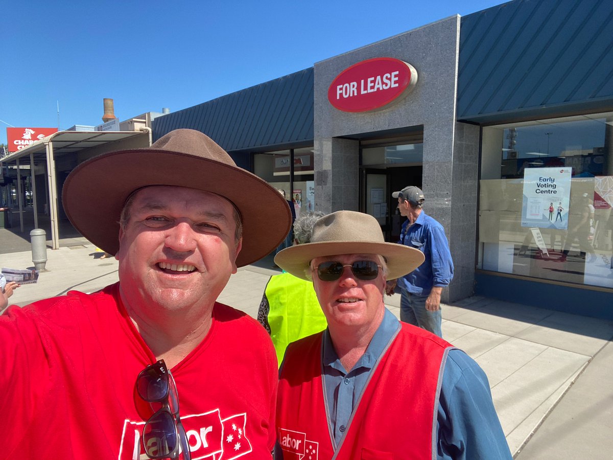 Great to be with Rob at Echuca Pre Poll this morning. Thanks to all our volunteers of @VictorianLabor and @NSWLabor who have been supporting our Northern Victorian candidates. @mitchbridges_ @JaclynSymes @MarkT4Benambra @JacintaAllanMP @mareeedwardsmp @MaryAnneThomas