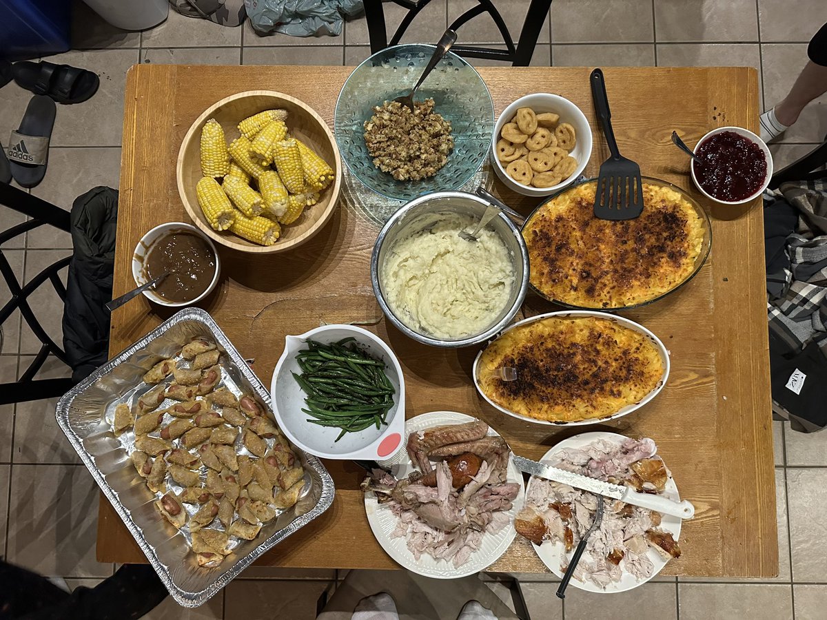 TheLeagueUWO's tweet photo. Reggie, football, good food, and most importantly best friends. Have a great Thanksgiving everyone. #TheLeague ❤️ https://t.co/yAFyKS3isO