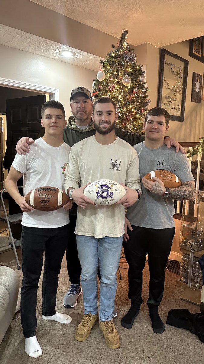 Coach_Caton's tweet photo. Nothing better than spending time with 4 former SHS Football players 3 out of the 4 my sons. Who have taken what our program teaches and become successful in life. # Marine #West Point #UnionMillwright # D1Football. Keep working boys and catching your goals and Dreams. 👊😈🏈🔥. https://t.co/zyLJQaya4i
