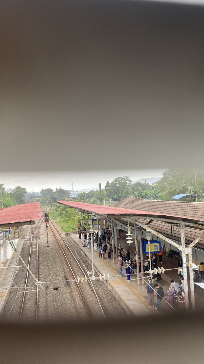dieattheend's tweet photo. Aku geram. Nape @ktm_berhad takde keluarkan apa2 statement ni. Hari aku ada meeting pagi laa kamu buat hal ! 😩 https://t.co/nuz7WFk98M