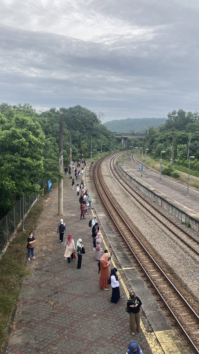 dieattheend's tweet photo. Aku geram. Nape @ktm_berhad takde keluarkan apa2 statement ni. Hari aku ada meeting pagi laa kamu buat hal ! 😩 https://t.co/nuz7WFk98M
