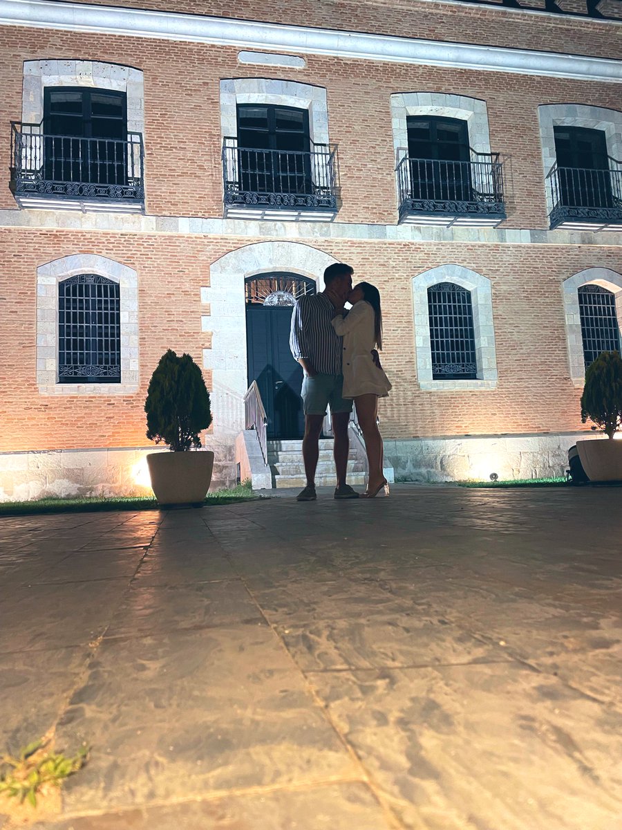 elenarevuelta8's tweet photo. Feliz día y vida a mi mejor casualidad, que bonito seguir sumando a tu lado, quiero una vida entera contigo. 
¡Dulces 28! Te adoro
@olaf_94 🤍 https://t.co/tnNomlKukK