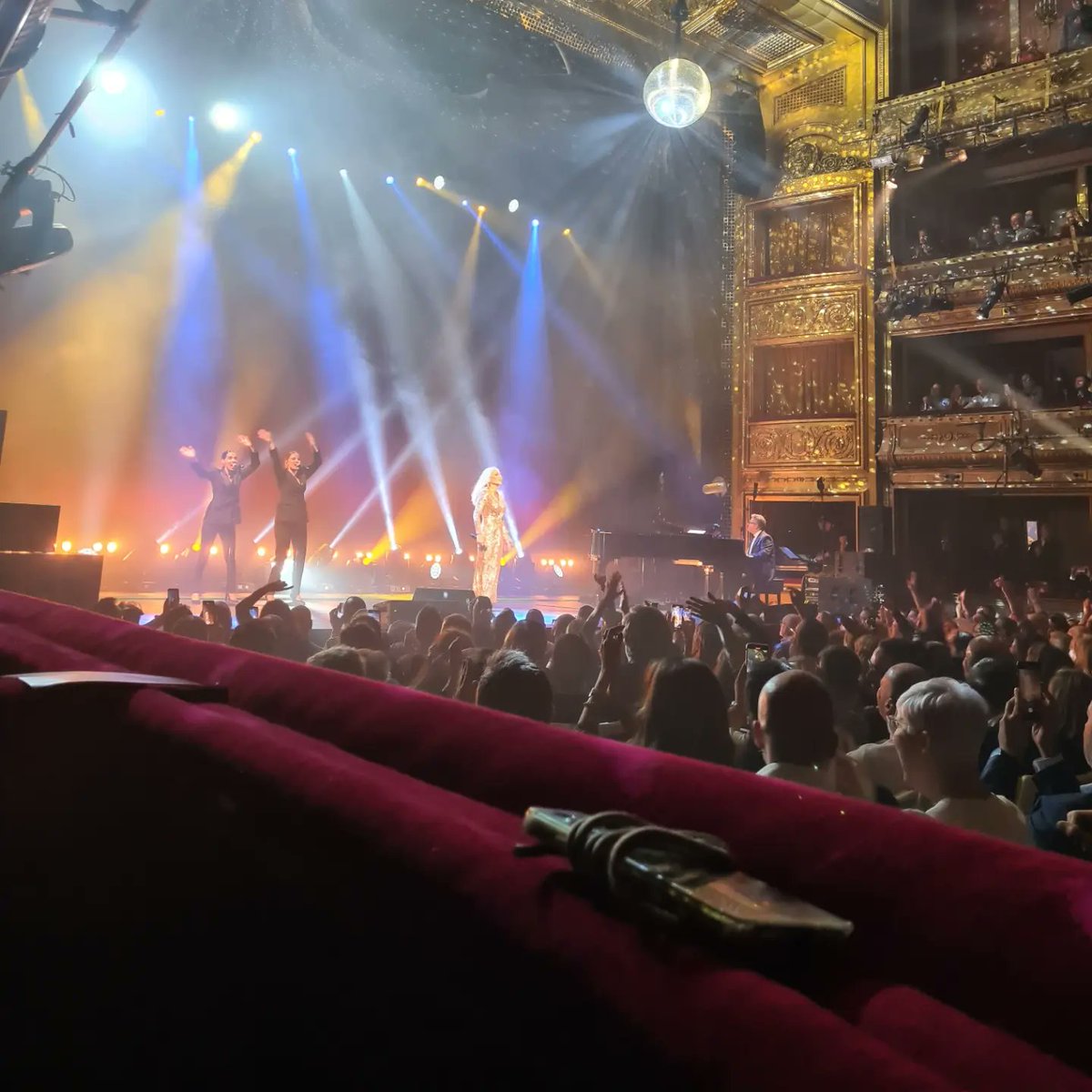 Varios momentos del concierto de @Martisima_SoyYo en el @TeatroZarzuela de Madrid  presentando su gira #decercatour

#martasanchez
#tour2022
#asolasconmarta
#asolasconmarta2022
#teatrodelazarzuela
#teatro
#24denoviembre 
#decerca
#ultimasentradas #martisimasanchez