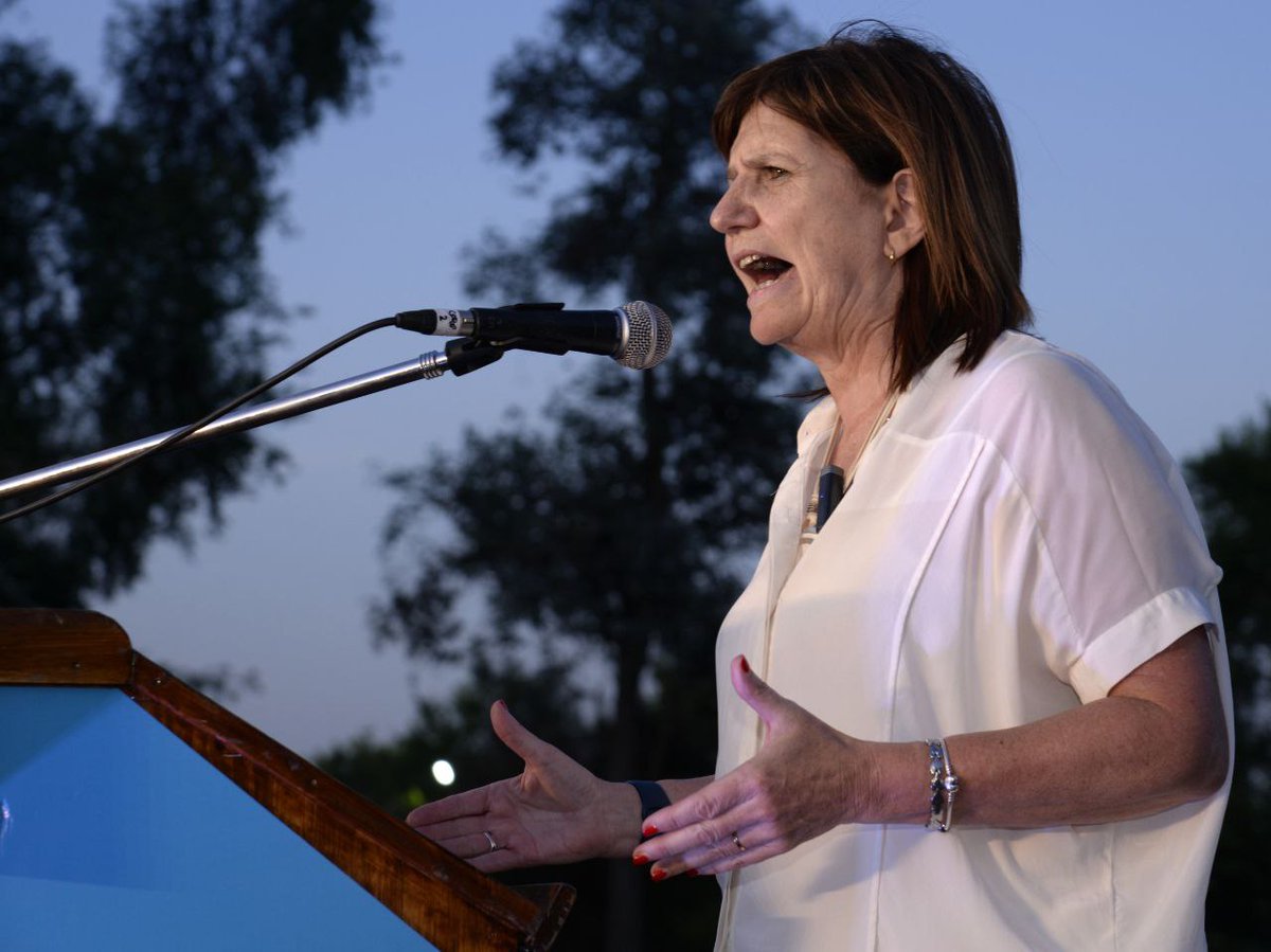 PatoBullrich's tweet photo. “Me comprometo con todos ustedes a que este cambio sea verdadero, sin miedos, porque los cambios nos van a traer prosperidad, progreso y nos van a dar las posibilidades que hoy hemos perdido”.

Junto a @delatorrej y un gran equipo, en San Miguel y Moreno seguimos sumando fuerzas. https://t.co/siK6Chw916