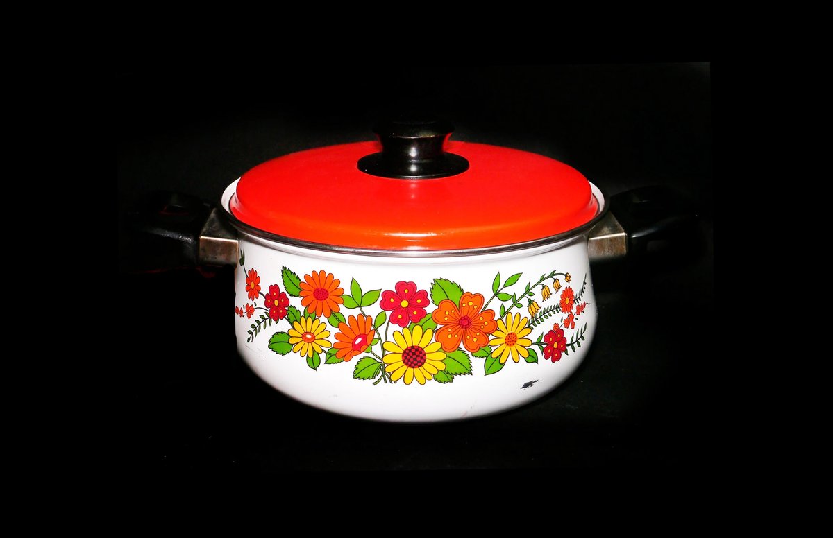 G97816960Girl's tweet photo. Retro Levcoware Levco enamel 2-quart dutch oven made in Japan. https://t.co/kku1v7Gl0h via @Etsy #BuyfromGroovy #antiqueshop #cookware #retrokitchen #1970skitchen #enamelware #Levco #LevcoJapan #Levcoware #potsandpans #retrocookware #FlowerPower #EtsySellers https://t.co/FMSdUItsFN