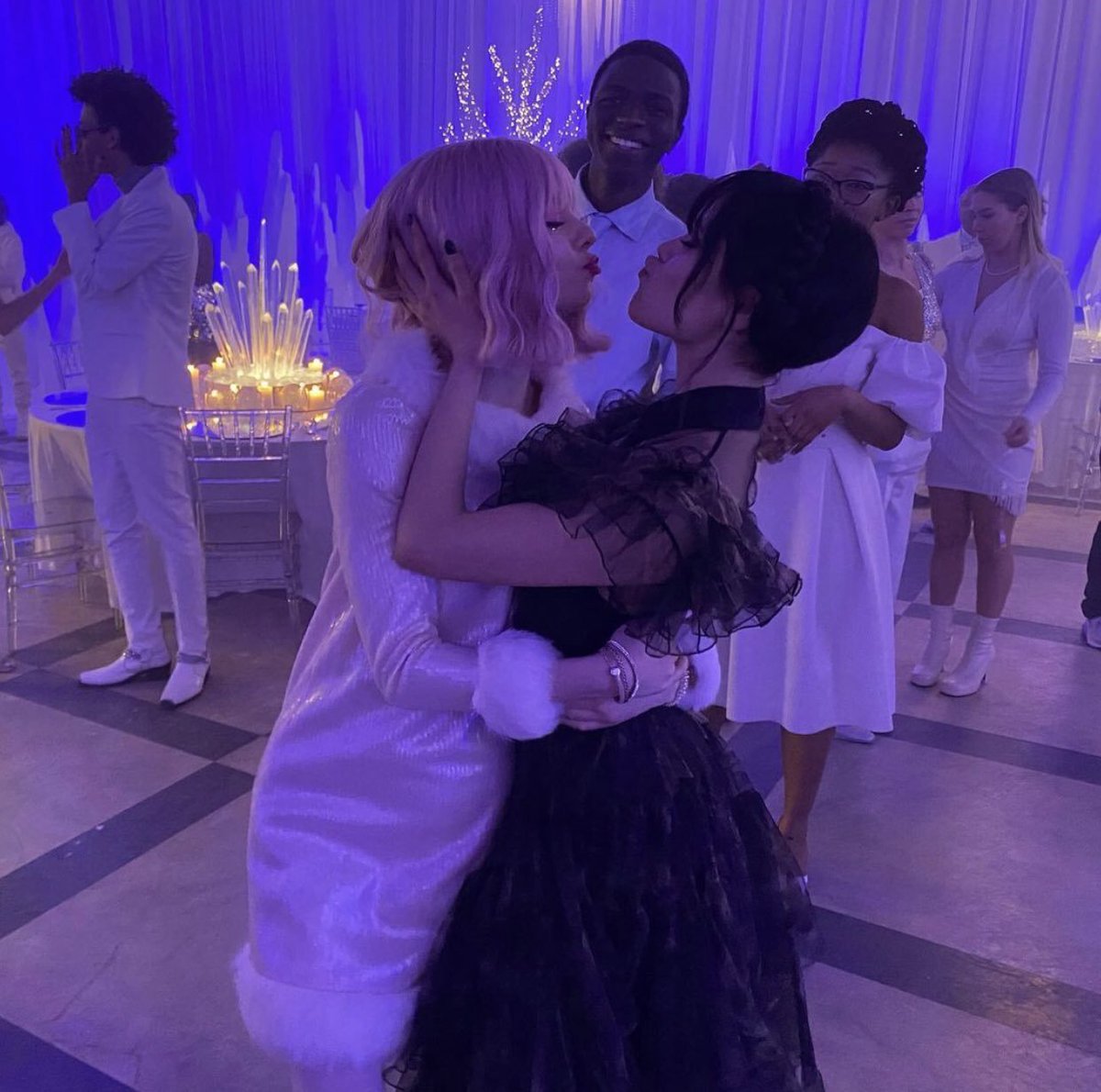 Wandinha Brasil 🕷️'s tweet "📷 LINDAS! Jenna Ortega e Emma Myers nos