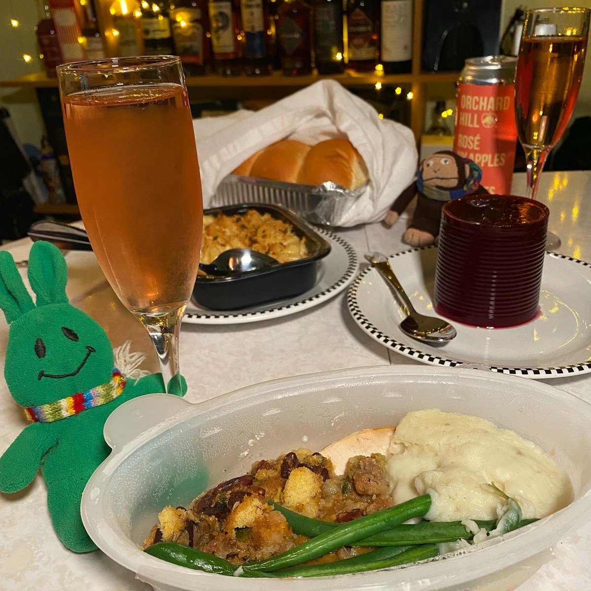 greenietravels's tweet photo. Turkey, cornbread stuffing, mashed potatoes, green beans, mac & cheese, dinner rolls, cranberry jelly, #roséhardcider, #Jewishapplecake, and #bakedapples
.
.
#casagreenie #semihomemade #thanksgiving #turkeyday #allthefixins #jelliedcranberrysauceonly #orchardhillcider #hardcider https://t.co/GoLeaKZa60