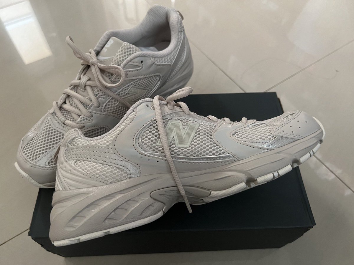 mamumoomi's tweet photo. New balance MR530AA1 unisex
✨brand new condition ✨

🪄price : 3900 รวมส่ง
🪄size 7 / 25 cm

ไม่เคยใส่เลยสักครั้งค่า ซื้อมาผิดไซส์ค่า มาจากเกาหลีเลยครส มีใบเสร็จค่า

#พรีออเดอร์เกาหลี #รับหิ้วเกาหลี #รองเท้าผ้าใบ #newbalance530 #พรีเกาหลี #พรีออเดอร์ #รับหิ้วรองเท้า #newbalance https://t.co/n1nLjlNBTZ