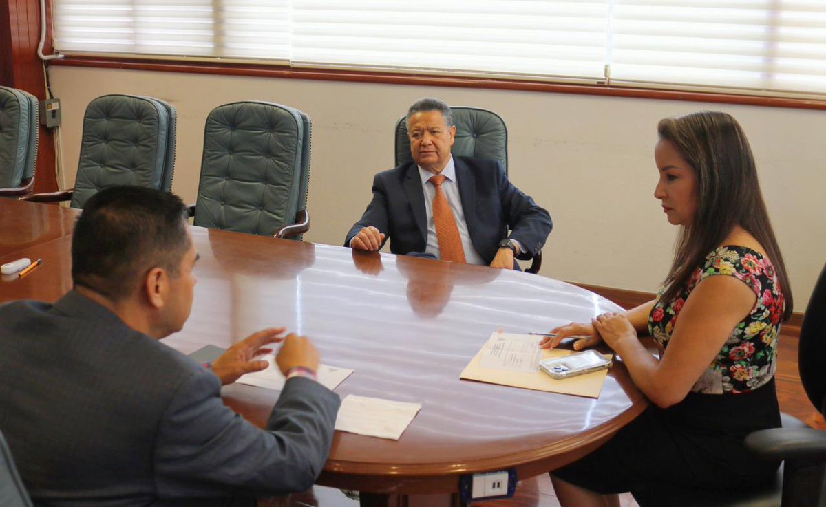 Esther_RamirezV's tweet photo. Junto al gobernador @juliomenchaca_, los titulares de @SSP_Hidalgo, Salvador Cruz Neri y de Comunicación Gubernamental, @iturbe_mendez, platicamos sobre la suma de acciones para llevar al estado a su máximo potencial.
En unidad #transformaremos a #Hidalgo.
#PrimeroElPueblo https://t.co/X2o9emaPLp