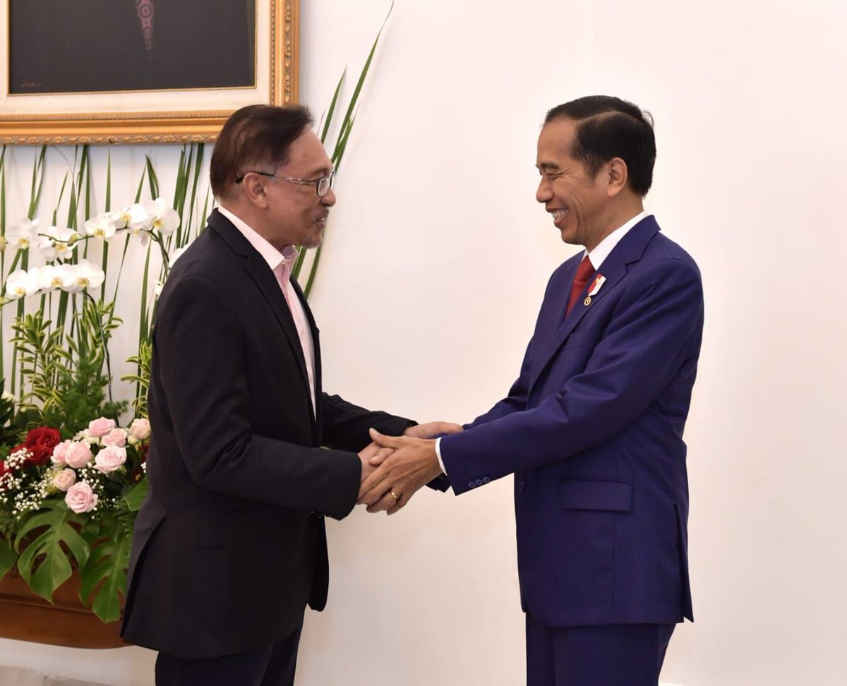jokowi's tweet image. Selamat dari Indonesia untuk Yang Mulia Anwar Ibrahim sebagai Perdana Menteri Malaysia. Datuk Anwar adalah tokoh yang dikenal luas dan dihormati oleh rakyat Indonesia. 

Saya berharap hubungan dua negara serumpun semakin kokoh dan maju di semua bidang.