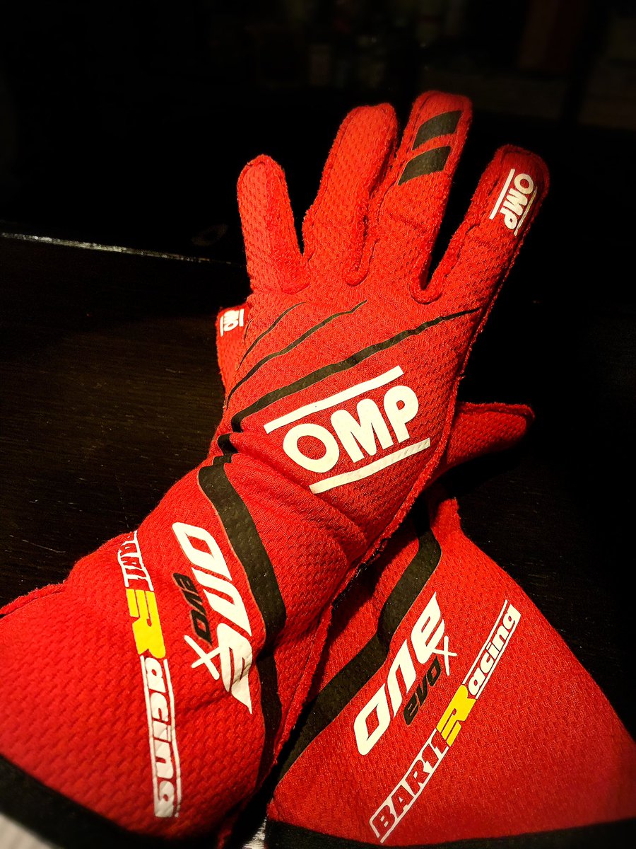 Akihisa_Kuroda's tweet photo. これでハンドル捌きのレベルが1上がって・・・くれればええな。
#omp
#oneevo
#レーシングギア
#racinggear
#レーシンググローブ https://t.co/EZmU3WAi47