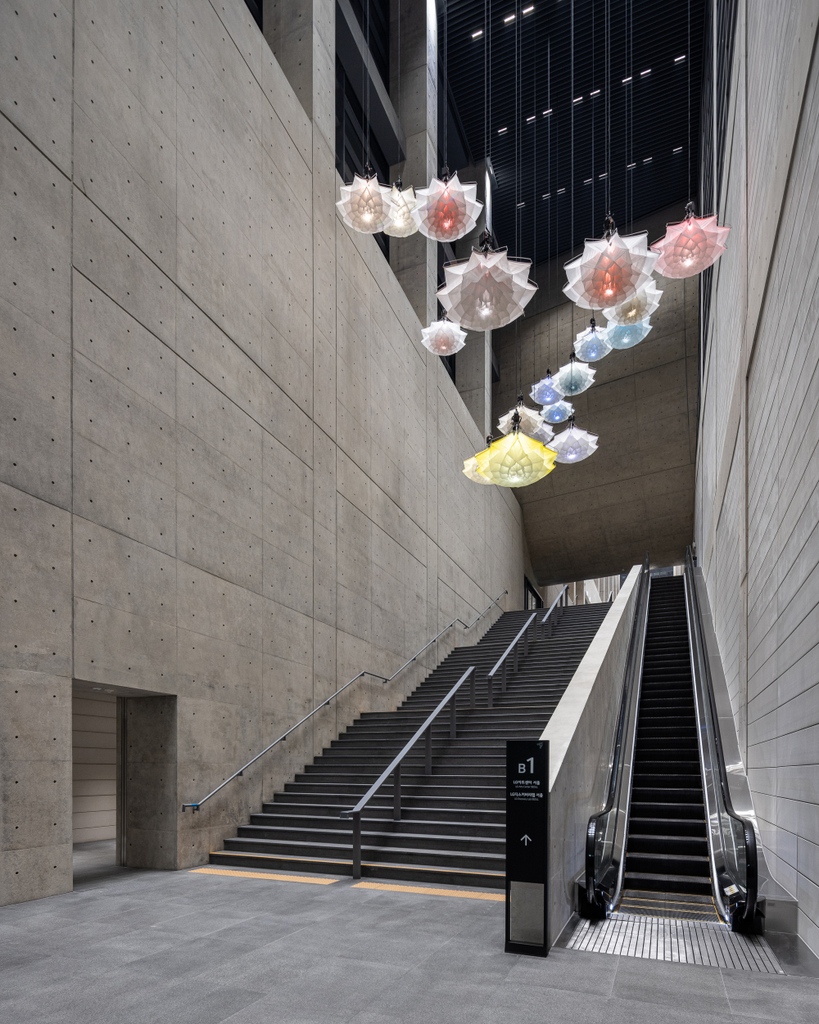 Explore two new permanent installations by #AAMurakami and @StudioDrift, on view within the LG Arts Center's new space in Seoul designed by architect Tadao Ando. lgart.com/home/display/r…