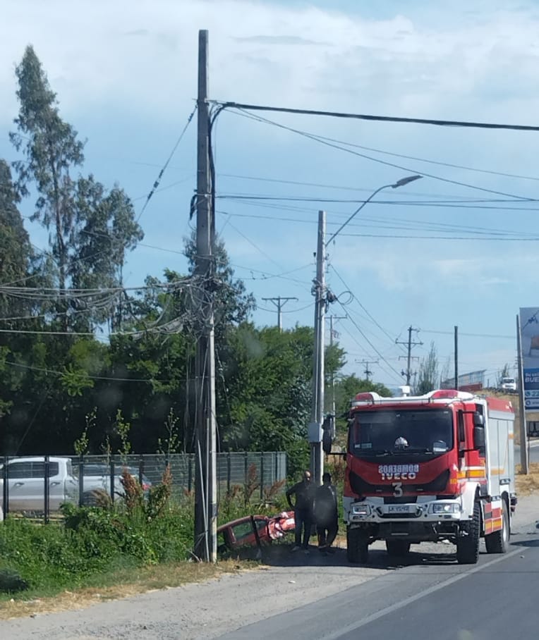#MalasNoticias

En sector puente #SantaJulia y mientras se dirigía a un rescate, Carro BF3 de la @3ramelipilla de Bomberos de <a href="/CBMelipilla1910/">Cuerpo de Bomberos de Melipilla</a> colisiona con vehículo particular, cayendo este último a canaleta costado camino, dejando una persona lesionada

Fuerza a los afectados