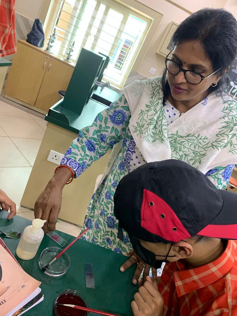 SAI_Edu_In's tweet photo. Cambridge students of Class VIII engagedย in learning to prepare a temporary mount of a leaf to see the stomata.
#HandsonLearning
#ActiveLearning
#EngagedLearner
#CambridgeClasses https://t.co/BBJftReMjr